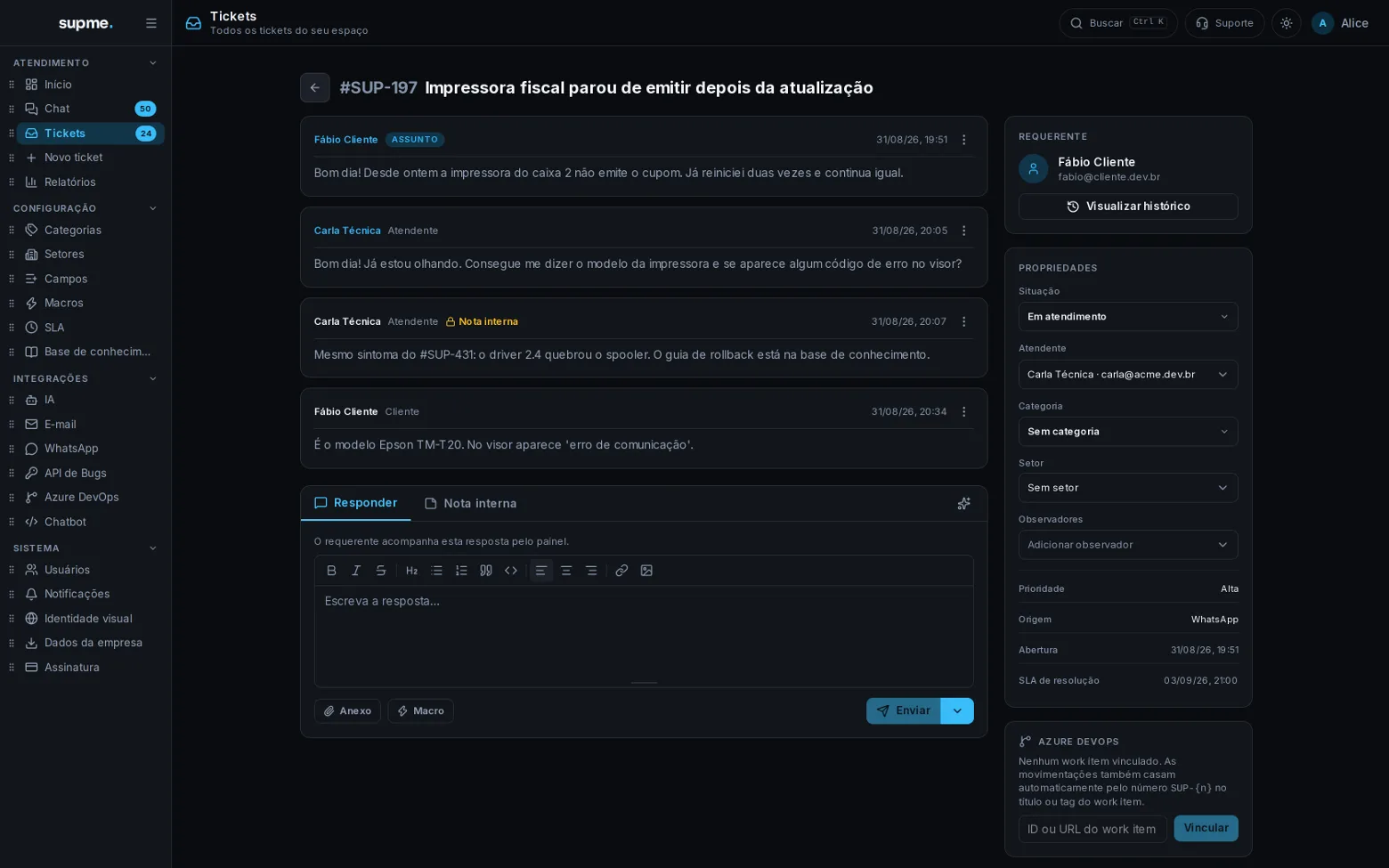 Ticket com contexto, mensagens e ações de atendimento, no tema escuro