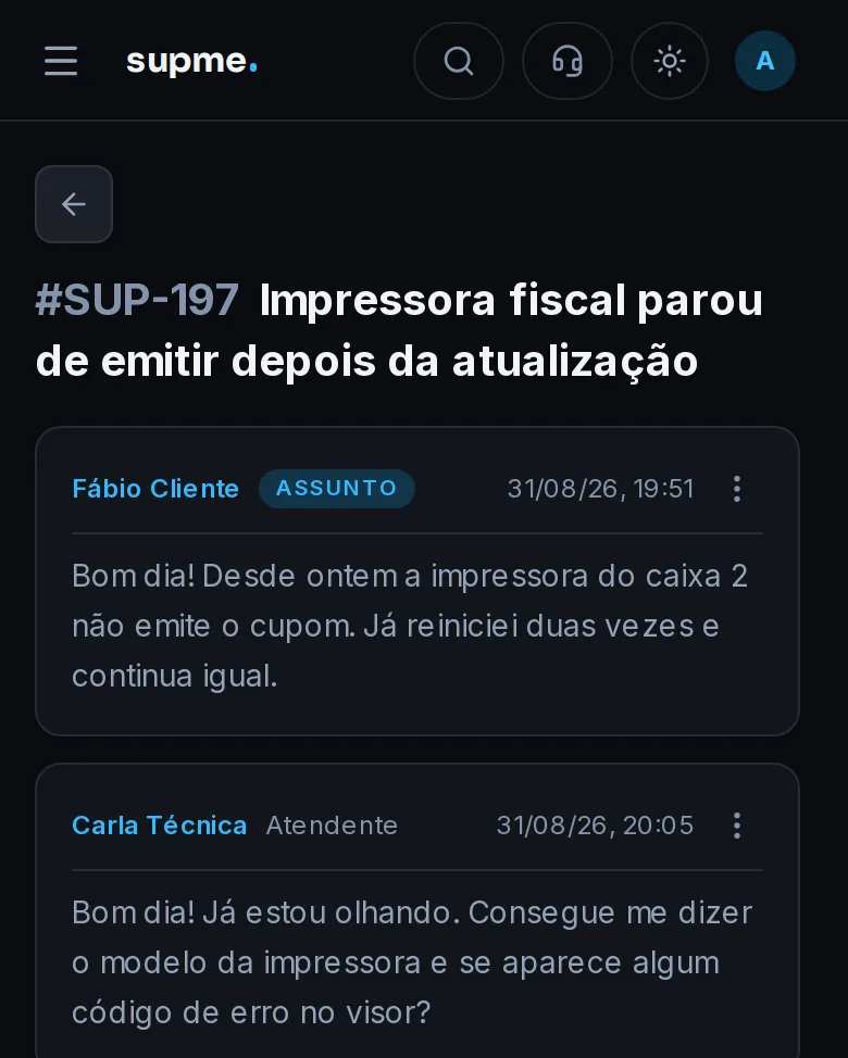 Ticket aberto no celular: a conversa que chegou pelo WhatsApp, já com número, situação e o histórico da resposta.